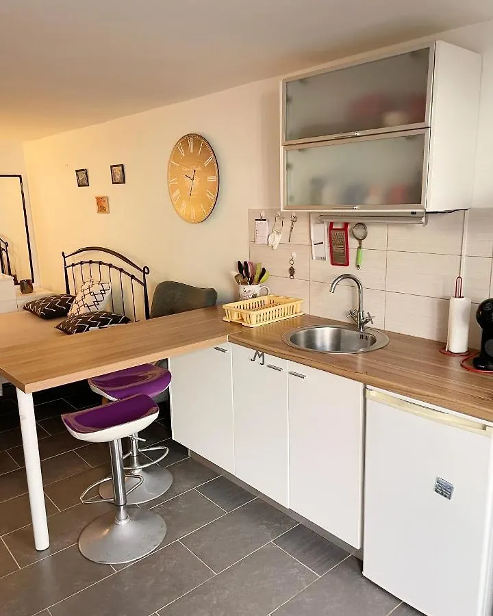 Studio & Apartment Biograd Paszman بيوغْغاد نا موغو