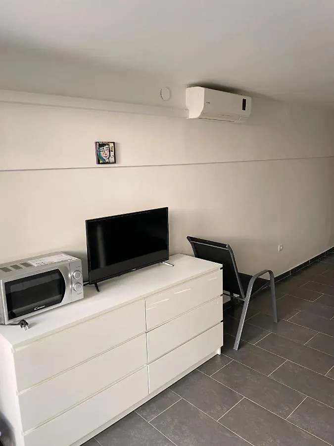 Studio & Apartment Biograd Paszman بيوغْغاد نا موغو