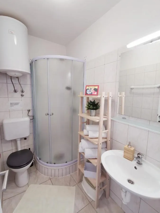 Studio & Apartment Biograd Paszman بيوغْغاد نا موغو